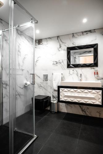 a bathroom with a shower and a sink at Loft Prestige in Leiria