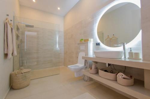 Un baño de Beautiful new villa with private pool