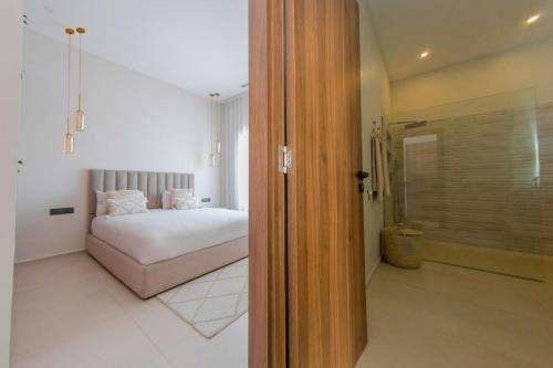 Cama o camas de una habitación en Beautiful new villa with private pool