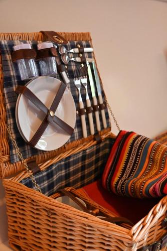 a basket with plates and utensils in it at De Weideblom in Schermerhorn