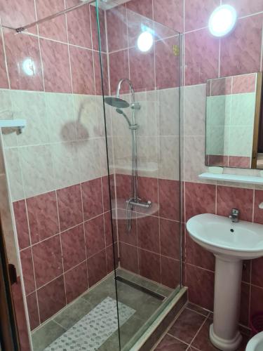a bathroom with a shower and a sink at camere de închiriat Duly Costinești in Costinesti