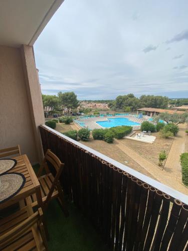Bazén v ubytování L'ecrin balinais T2 piscine climatisation nebo v jeho okolí