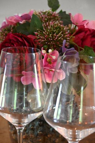 a group of wine glasses with a bouquet of flowers at De Weideblom in Schermerhorn