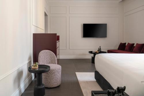 a hotel room with a bed and a tv at Casa Guttmann in Rome