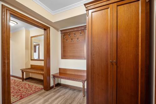 a walk in closet with a bench in a room at Apartamenty Ucho Igielne in Sandomierz