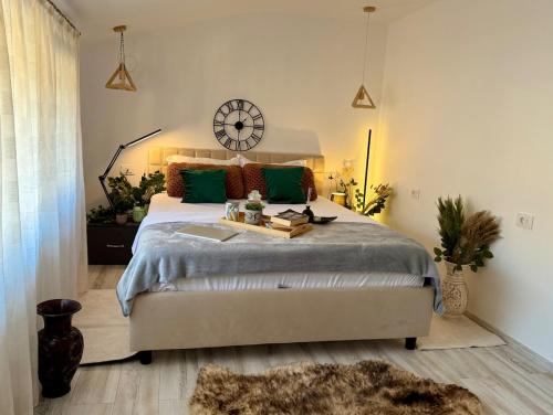 a bedroom with a bed with a clock on the wall at Botanic Villa Family- cozy&elegant - 4 rooms - 3 bedrooms - factura&vocheredevacanta - 8 oaspeti in Iaşi