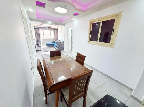 ein Esszimmer mit einem Holztisch und Stühlen in der Unterkunft Sea view apartment 3 bedrooms 2 toilets 3 air conditioners in Alexandria