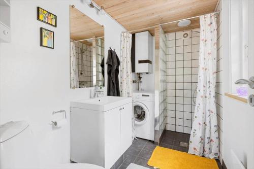 a bathroom with a washing machine and a washer and dryer at 2730-Nexo-Ostre-Strandvej-22 in Dueodde