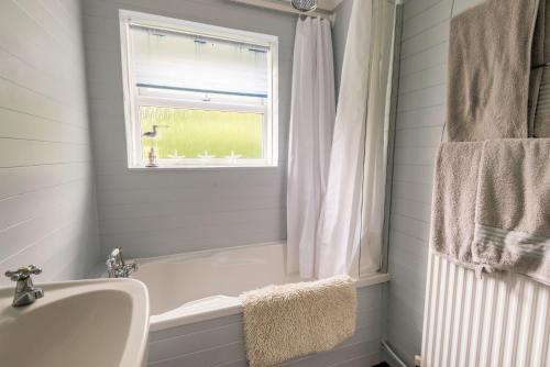 Koupelna v ubytování Dog friendly cottage on the edge of the Norfolk Broads