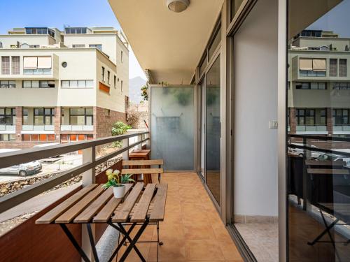- Balcón con mesa y bancos en un edificio en Live La Palma Milymi 2, en Los Llanos de Aridane
