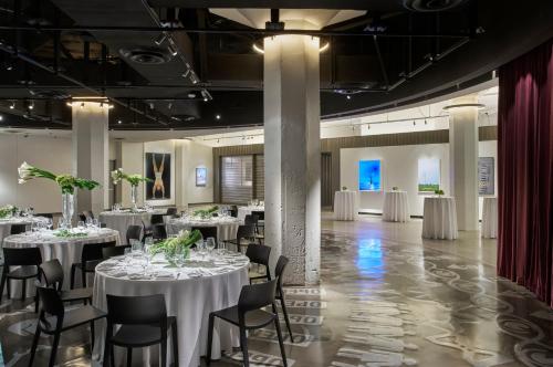 Restaurant o un lloc per menjar a Fordson Hotel, in the Unbound Collection by Hyatt