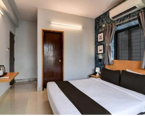 Ένα ή περισσότερα κρεβάτια σε δωμάτιο στο Hotel comfort Inn Residency