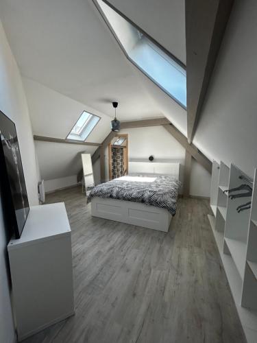 En eller flere senge i et værelse på Duplex Lumineux 60m2 Dunkerque Centre, 2 min port