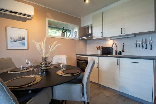 Dapur atau dapur kecil di Uranus apartment - view over Tromsøya