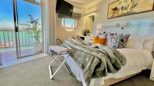 Postel nebo postele na pokoji v ubytování Lüderitz Nest Hotel
