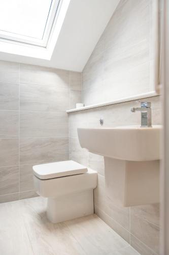 Ένα μπάνιο στο Spacious 4-BedRoom Retreat in Chapel Allerton