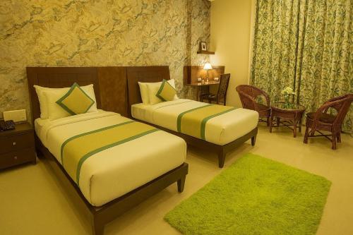 Postel nebo postele na pokoji v ubytování Hotel Char Dham Inn