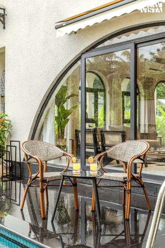 Πισίνα στο ή κοντά στο StayVista at Casa Lumina with Pool & Lawn
