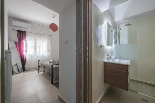 Ground floor apartment, 100m from metro Panormou