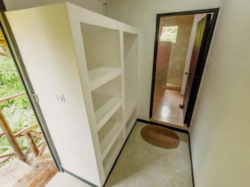 a room with a glass door and a mirror at Melo Party Hostel Capurgana in Capurganá