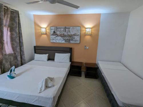 Una cama o camas en una habitación de Luxe Beachfront Apartment