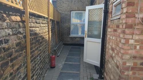 Gallery image of 4Bed Spacious New Refurbish Home Near Westfield in London