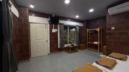 a room with a bathroom with two beds and a window at Magnolia Fields in Neral