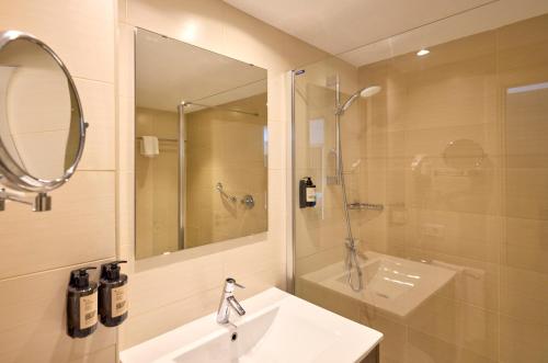Bilik mandi di Universal Apartamentos Laguna Garden