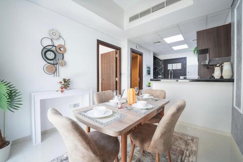 Kuchyň nebo kuchyňský kout v ubytování EasyGo - Modern 3BR Family Townhouse at Avencia, DAMAC Hills 2