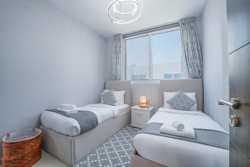 Postel nebo postele na pokoji v ubytování EasyGo - Modern 3BR Family Townhouse at Avencia, DAMAC Hills 2