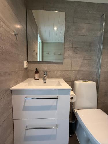 Φωτογραφία από το άλμπουμ του Victoria lakefront cabin in Lyseren Strandpark σε Omberg