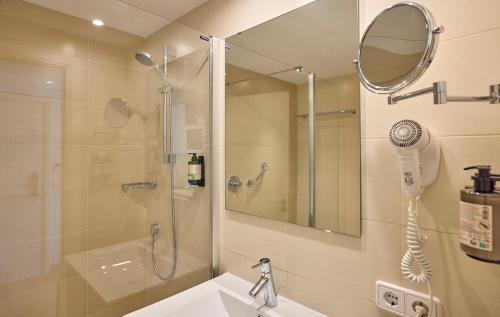 Bilik mandi di Universal Apartamentos Laguna Garden