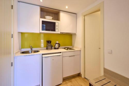 Dapur atau dapur kecil di Universal Apartamentos Laguna Garden