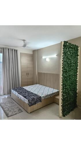 een slaapkamer met een bed en een groene muur bij Mero vrindavan home stay in Vrindāvan
