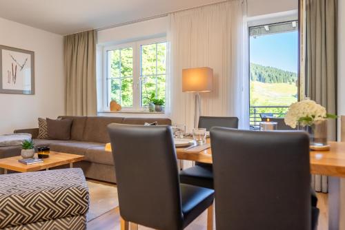 a living room with a table and a couch at Simon´s Ferienwohnungen in Kurort Oberwiesenthal