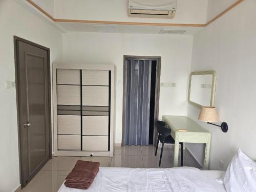 Ένα ή περισσότερα κρεβάτια σε δωμάτιο στο Costa Mahkota One Bedroom With Balcony, Mahkota Parade Hospital, Pahlawan