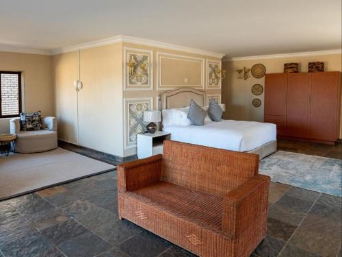 Una cama o camas en una habitación de Keleo Safari Lodge