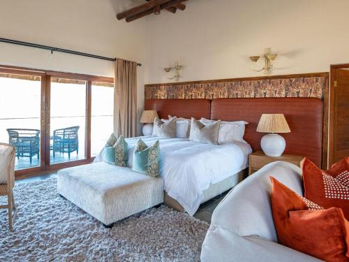 Una cama o camas en una habitación de Keleo Safari Lodge