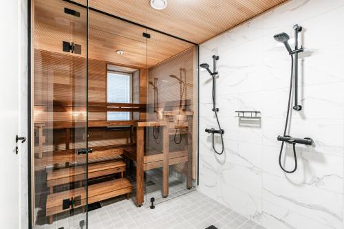 HyryläにあるSpot Apartments Hyryläのシャワーと洗面台付きのバスルーム