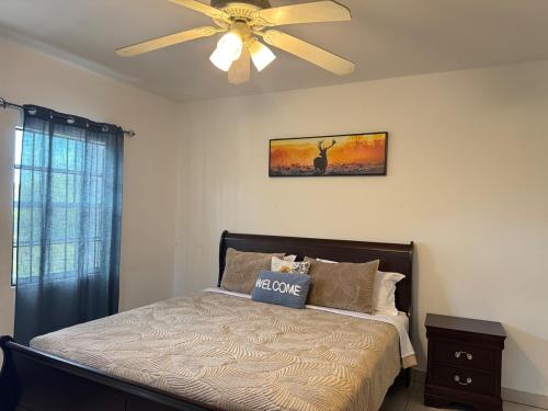 Katil atau katil-katil dalam bilik di 3-bedrooms Suite Next to Grace Bay