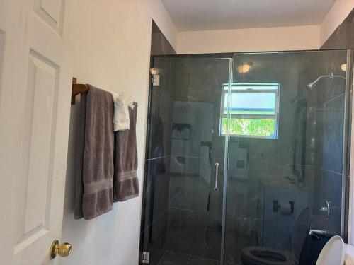 Bilik mandi di 3-bedrooms Suite Next to Grace Bay