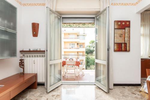 una puerta abierta a un comedor con mesa en Parcheggio Privato - 10 Min Centro Storico, en Génova