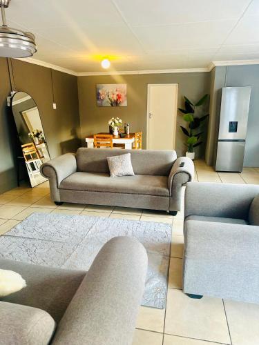 Ein Sitzbereich in der Unterkunft SerenityStay 37 on Zebra