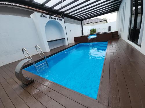 Piscina de la sau aproape de Premium Beachfront Sea Glass Villa with private pool