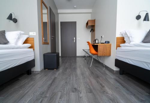 Una cama o camas en una habitación de Hótel Valaskjálf