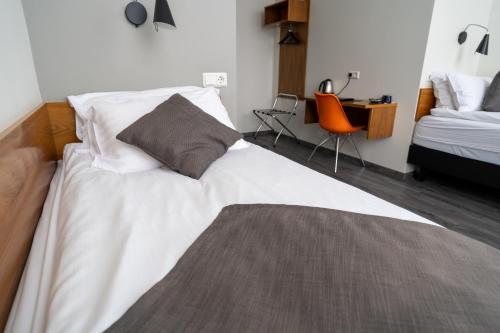 Una cama o camas en una habitación de Hótel Valaskjálf
