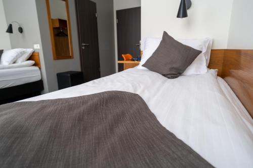 Una cama o camas en una habitación de Hótel Valaskjálf