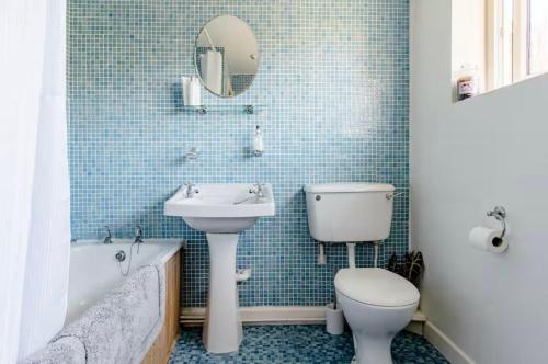 Koupelna v ubytování Contractor-Friendly Home Near Shotton Paper Mill by Rework Accommodation