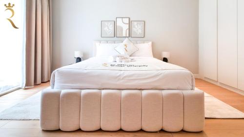 Postel nebo postele na pokoji v ubytování SeaBreeze Townhouse Mamsha Al Saadiyat