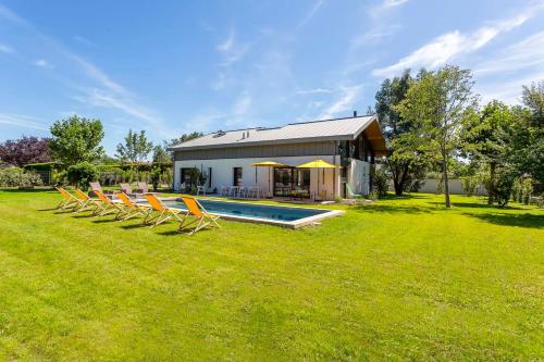 Bazén v ubytování Maison Lyon Ecully piscine climatisation de 250 M2 nebo v jeho okolí